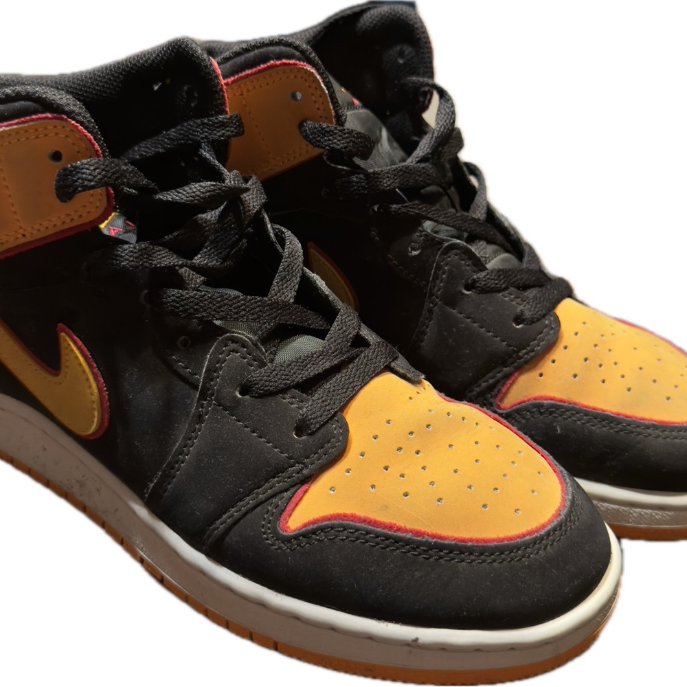 Jordan retro 1s Black and Yellow High-Top Sneakers